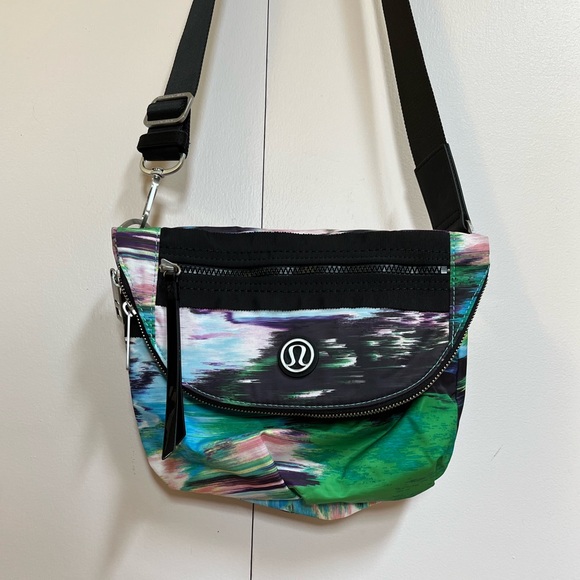 NWOT lululemon festival bag - print: pigment wind dragonfly - Picture 8 of 9
